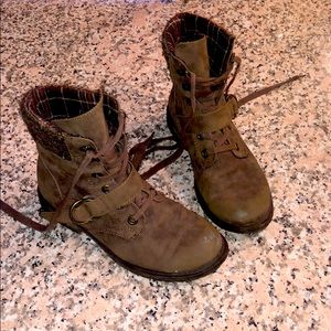 Roxy Lace-up Boots